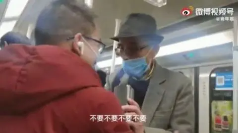 上海地铁一大爷抢座直接坐女乘客腿上-第3张图片-女性汇
