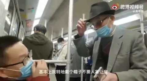 上海地铁一大爷抢座直接坐女乘客腿上-第4张图片-女性汇